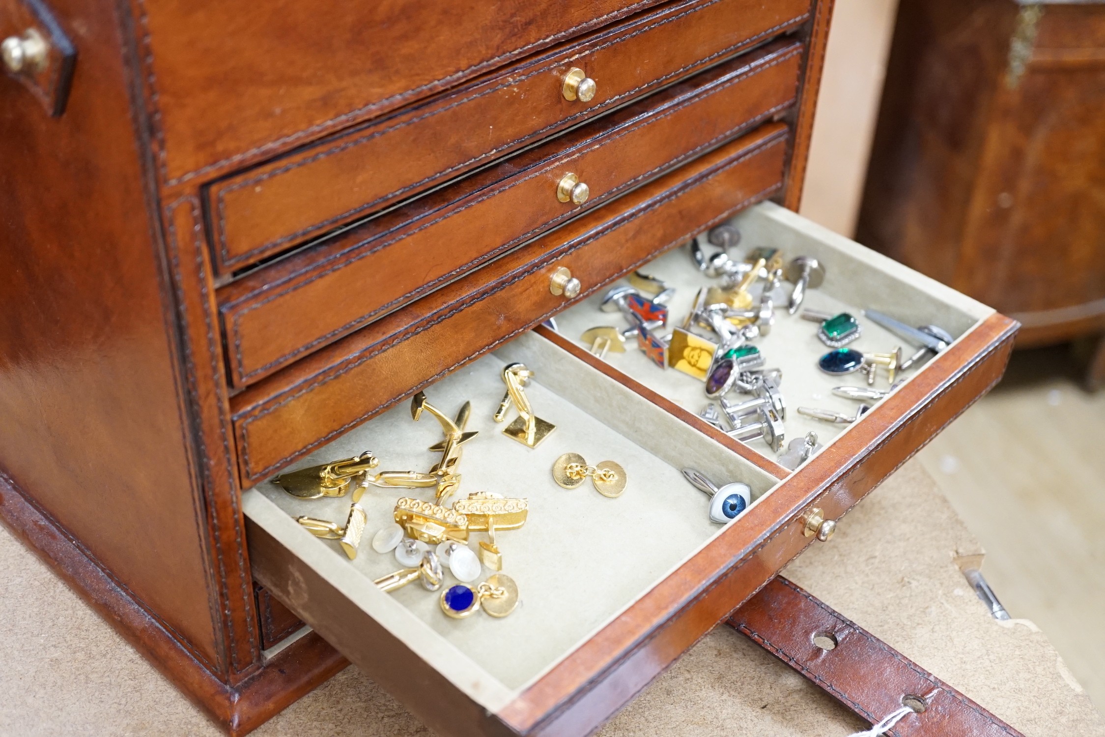 A leather case of mostly Gresham Blake cufflinks